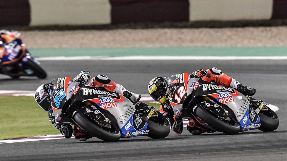 Fot. Zawodnicy Schrötter i Lüthi zdobyli podwójne podium dla zespołu Intact GP na inauguracyjnym wyścigu o Motocyklowe Grand Prix Kataru.